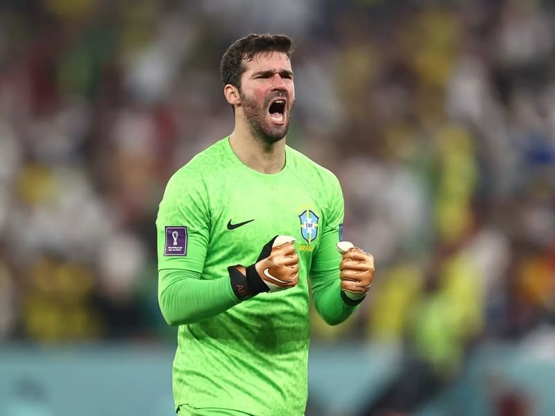 Alisson nhanh chóng trở thành thủ môn số một của Brazil